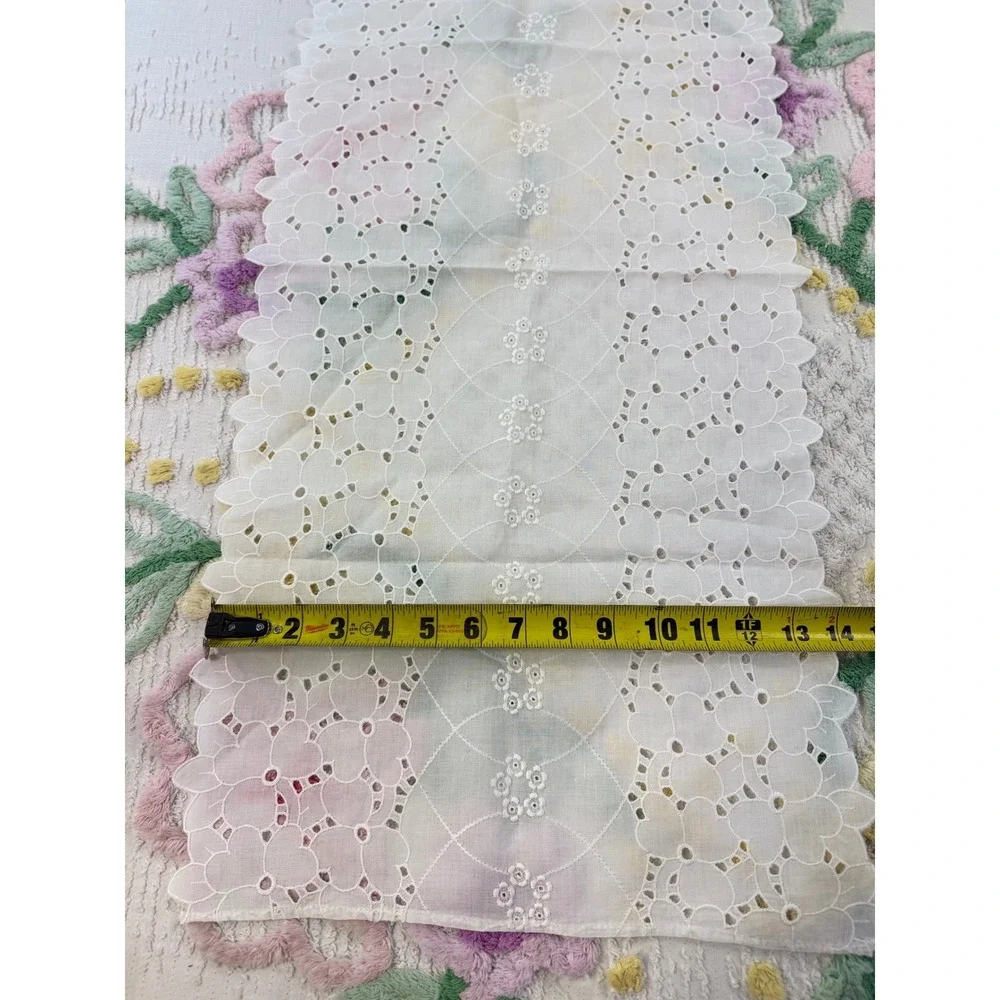 Vintage White Eyelet Lace Table Runner Floral Scalloped Dresser Scarf 31x13.5